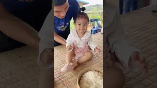 น้องเพลงพิณหิวมาจากไหนลูก นั่งจกกินข้าวเหนียวไม่หยุดเลย | นุ่นธิดาพร สายรักษ์