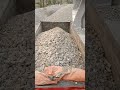 proses pengisian screaning limestone jalan Yo yg minat barngkli untuk pinising depan halaman rumah