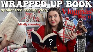 Reading a wrapped up book *blindly choosing* 📚🎁 Vlogmas day 11