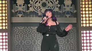 Cher performs Walking in Memphis (LIVE)