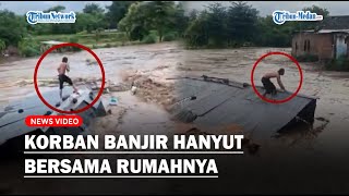 DETIK MENEGANGKAN Seorang Pria Naik ke Atap Rumahnya yang Terseret Banjir di Sumbawa