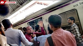 Mumbai local train Gents Fighting at Ghatkopar railway station || Fighting video