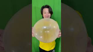 風船にコインを入れると回り続けて楽しい【It's fun to put a coin in a balloon and it will keep spinning.】#shorts