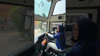 Uni chan chan sangat mahir memainkan stir busnya #driver #busmania #busdriver #cabincrew