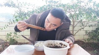 小二买了两根茄子两斤重，直接丢火里和辣椒一起烧，非常香【歪厨子余小二】