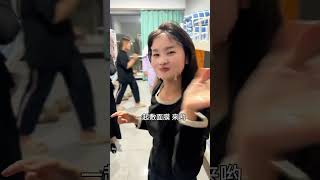 宋校长，今天又放大招了，女生宿舍人手一张面膜，校长表示，冬天到了，给大家敷敷脸，好用再给大家发，这样的女校长，你喜欢吗？