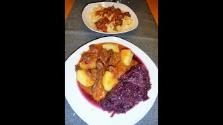 Gulasch mit Rotwein und Apfel Rotkohl.Deutsche Küche,deutsche Rezepte,Gulasch Rezept