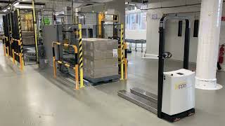 NIPPER AGV UNLOADING FROM PALLET WRAPPING MACHINE