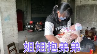 三哥三嫂送衣服，婶婶送红包，女儿爱弟弟一个个画面都是那么的温心感动