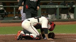 CIN@SF: Posey shaken up after foul tip hits his foot