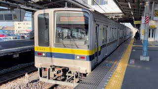 東武20000系列20400型20440番台21443編成が回送電車として南栗橋駅2番線を発車するシーン（2025.1.9.9:08）