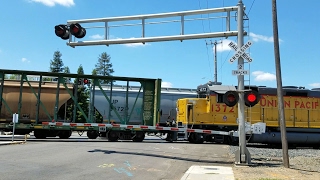 14th Avenue Railroad Crossing, UP 7487 Grain Train Meets UPY 601 Lodi Local, Sacramento CA