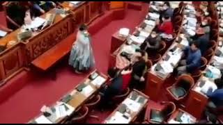 BOCHORNO EN LA ASAMBLEA Diputadas del MAS apartan a empujones al diputado de CREEMOS, Erwin Bazán.