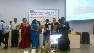 Dr. DWARAM V K G TYAGARAJ RECEIVING KVS   REGIONAL INCENTIVE AWARD