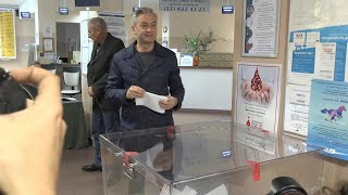 Polish politician Robert Biedron votes in the parliamentary elections | AFP