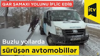 Buzlu yollarda sürüşən avtomobillər-Qar Şamaxı yolunu iflic edib