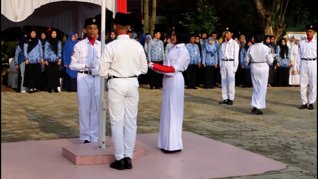 Pasukan Pengibar Bendera MTsN 3 Kota Pekanbaru - YouTube