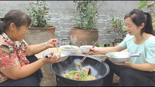 苗阿朵美食 : 4斤草鱼红烧，拌饭吃真香，胖姐瘦妹一人1瓢饭1碗汤，吃美喝足了