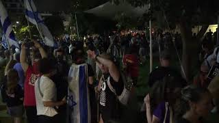 שידור חי חדשות הדמוקרטיה - הפגנת משפחות החטופים בשער בגין