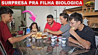 PAI DE ENTEADOS FAZ SURPRESA PARA FILHA BIOLOGICA E EMOCIONA A TODOS