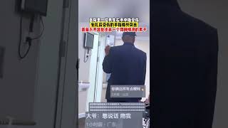 醫院裡一位男生右手中指受傷，而前方不遠處有一個同樣情況的大爺