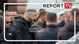 Pas 1 ore protestë, largohet Berisha me makinë! Nis shpërndarja e protestuesve