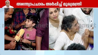 ഒരുപിടി പൂക്കളുമായി ഉമ്മന്‍ ചാണ്ടിയെ ഒന്നു കാണുവാന്‍ ജനം കാത്തു നില്‍ക്കുന്നു|Oommen Chandy