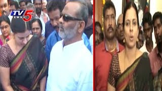 CK Babu And His Wife Dr.Lavanya Babu Pays Tribute To YSR | Lavanya Fires On TDP Govt | TV5 News