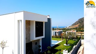 Kuşadası'nda Geniş ve Ferah Deniz Manzaralı Satılık Villa