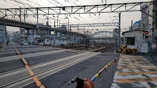 JR広島駅 横にある昔ながらの踏切から電車を見てみよう　踏切警手小屋あり