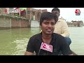 prayagraj flood प्रयागराज में ganga yamuna river का जलस्तर बढ़ा छत फांदकर जाते नजर आए लोग