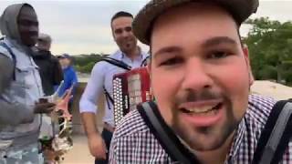 Turistas da Tour Eiffel em Paris animados pelo Algarvie Marafade e Laginha