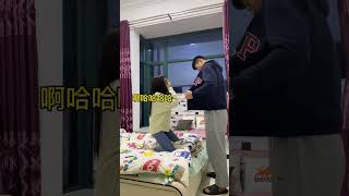 当偷看腹肌男被男朋友发现后