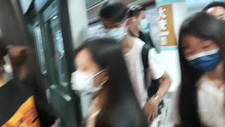 台北捷運文湖線大安站18:07分拍攝開往南港展覽館的中運量系統膠輪式捷運列車