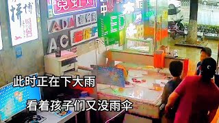 两名小学生问老板借两块钱坐公交车，老板亲自送一程，两个月后