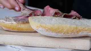 Panino con roast-beef, salsa tonnata e rucola