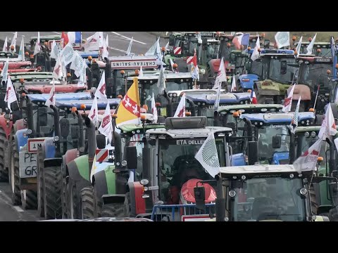 LIVE  FRANCE :French farmers block highways to pressure government