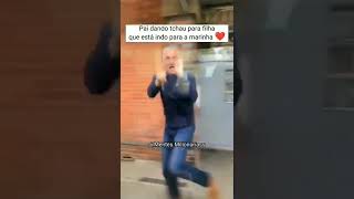 Despedida emocionante entre pai e filha