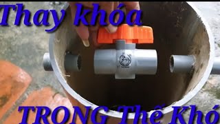 chi sẽ cách thay khóa nước trong thế khó