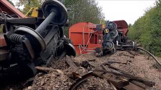 Les images spectaculaires du déraillement d'un train dans la Sarthe