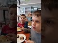 nicolas vai na padaria e come croissant de chocolate