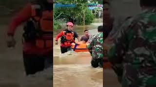 Petugas Kebencanaan Rayu Warga Trenggalek yang Terjebak Banjir & Enggan Dievakuasi