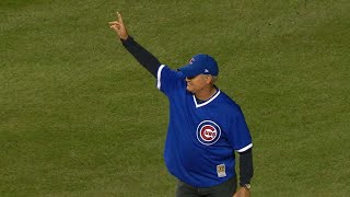 NLCS Gm4: Ryne Sandberg throws out the first pitch