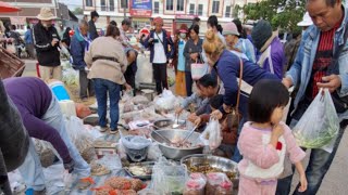 เลาะตลาดนัดบ้านหัวนาตำบลหัวนาอำเภอเขมราฐจังหวัดอุบลราชธานี ร้านปลาโขง แม่นอมคนรุม