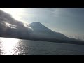 sulle rive del lago yamanaka. sullo sfondo il monte fuji.