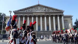 Superbe défilé de Grenadiers à Pieds de la Garde Impériale devant l'Assemblée nationale à Paris.