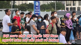 Người hâm mộ đội mưa nhưng lỡ hẹn chụp hình, xin chữ ký đội tuyển Việt Nam | Ngoài đường piste