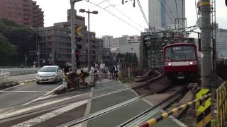 京浜急行電鉄2000形2451F普通「浦賀行き」北品川駅通過