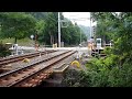 金谷山の麓の踏切　和歌山市駅行き普通電車の通過