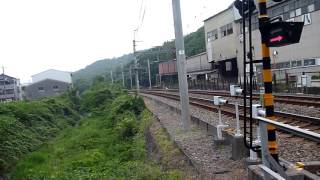 金谷山の麓の踏切　和歌山市駅行き普通電車の通過